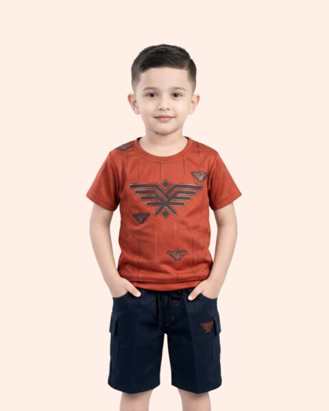 Kids rust-colored t-shirt with logo and macing shorts.